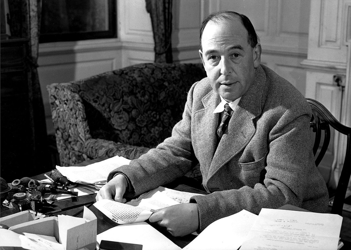 Ateistából teológus, agglegényből gondos férj ateistabol-teologus-c-s-lewis
