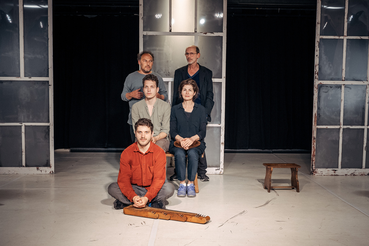 Színről színre: hat napos színházi (világ)körutazás, három tételben szinrol-szinre-hat-napos-szinhazi-vilagkorutazas-harom-tetelben